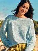 Gefleckter Pullover aus Baumwoll-Seiden-Mix mit U-Boot-Ausschnitt