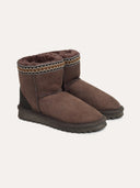 Stiefel aus Schafsfell mit geflochtenem Besatz