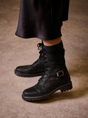 Hohe Schnürstiefeletten mit Riemchendetail